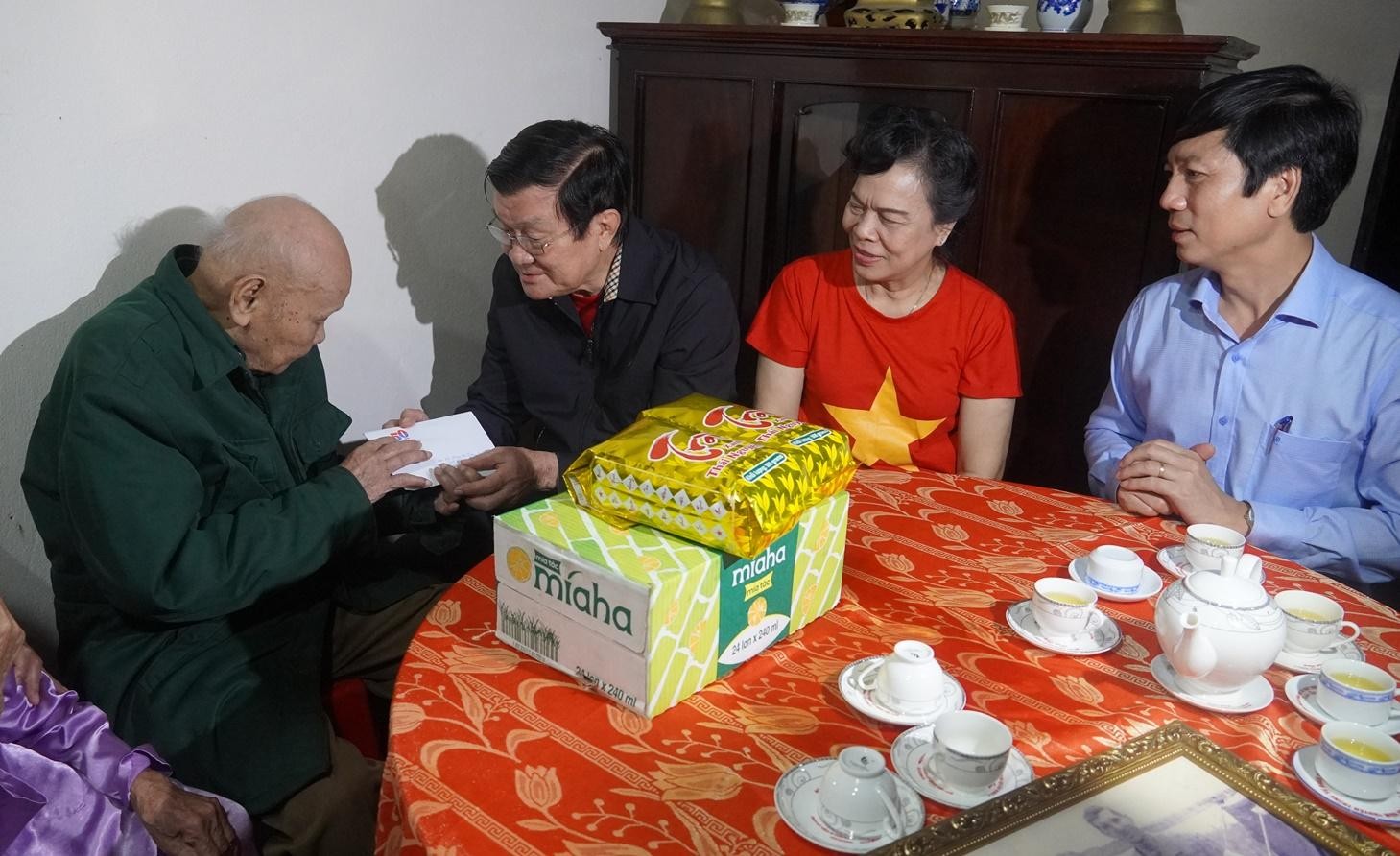 tang-qua-1679215538.jpg