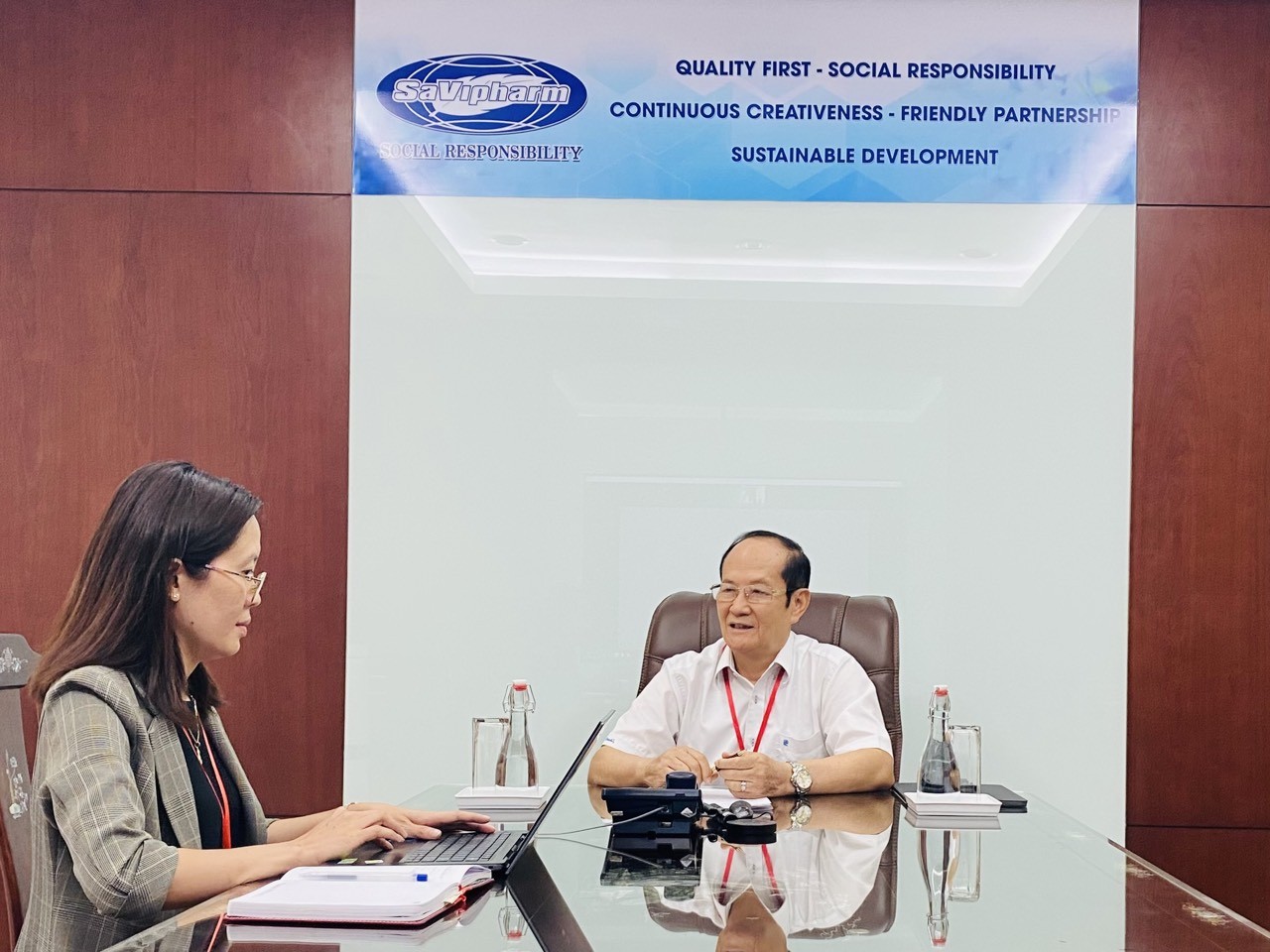 ttut-dsck-ii-tran-tuu-tgd-savipharm-trao-doi-cong-viec-voi-giam-doc-tai-chinh-bui-thi-kim-lien-1679585590.jpg