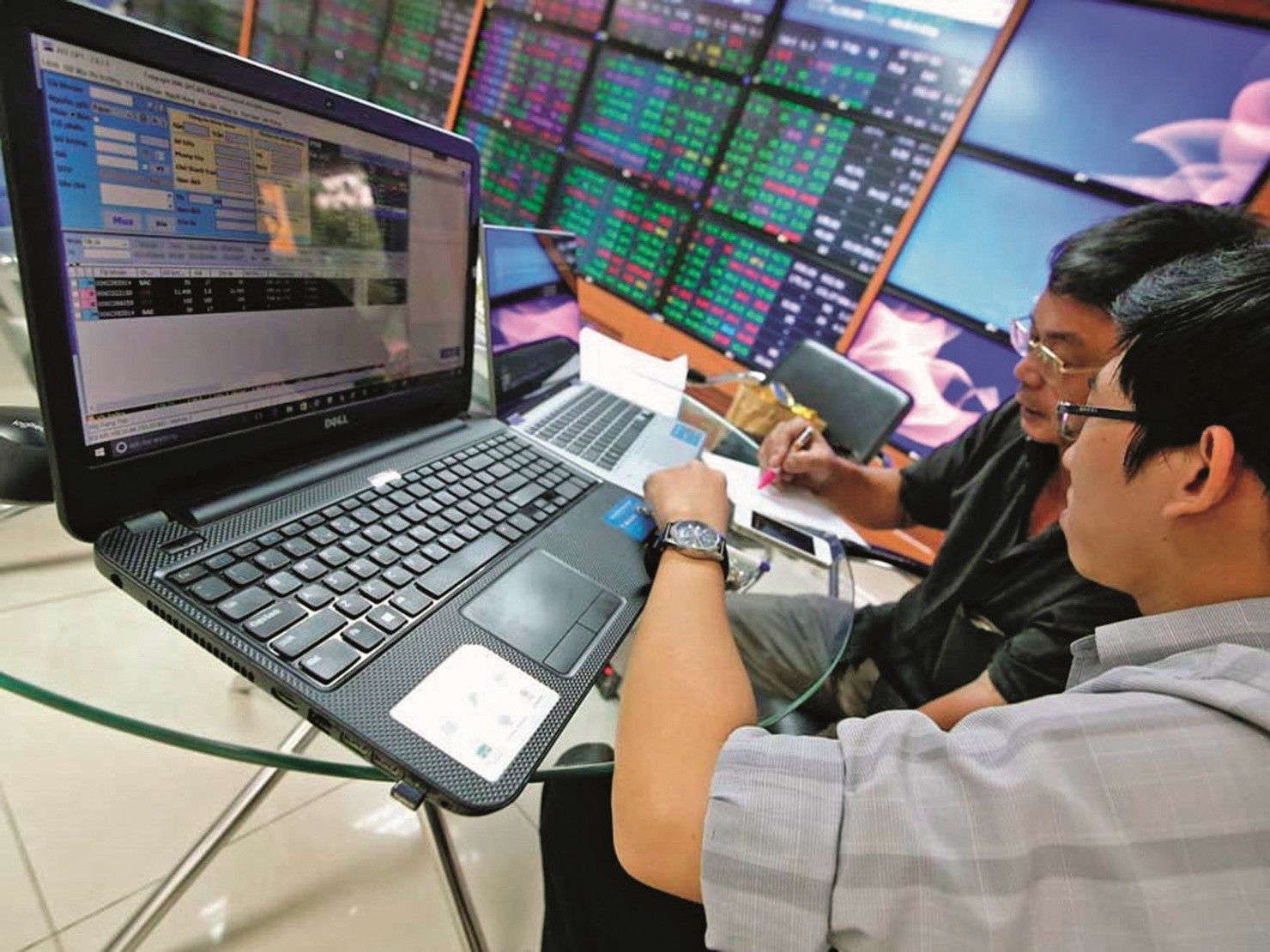 mot-luong-lon-dong-von-da-rut-ra-tu-nhom-ndt-thai-lan-1683618399.jpg
