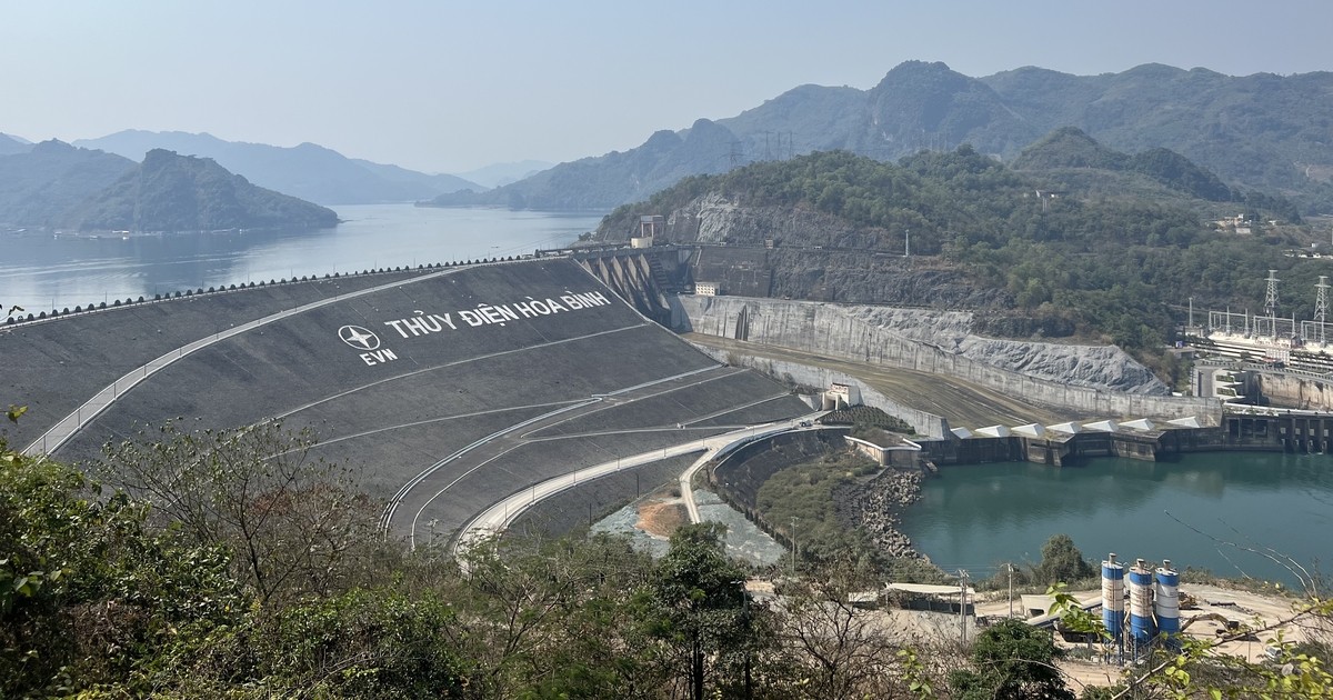 tren-dap-thuy-dien-hoa-binh-nhin-toan-canh-3-9481-1686642245.jpg