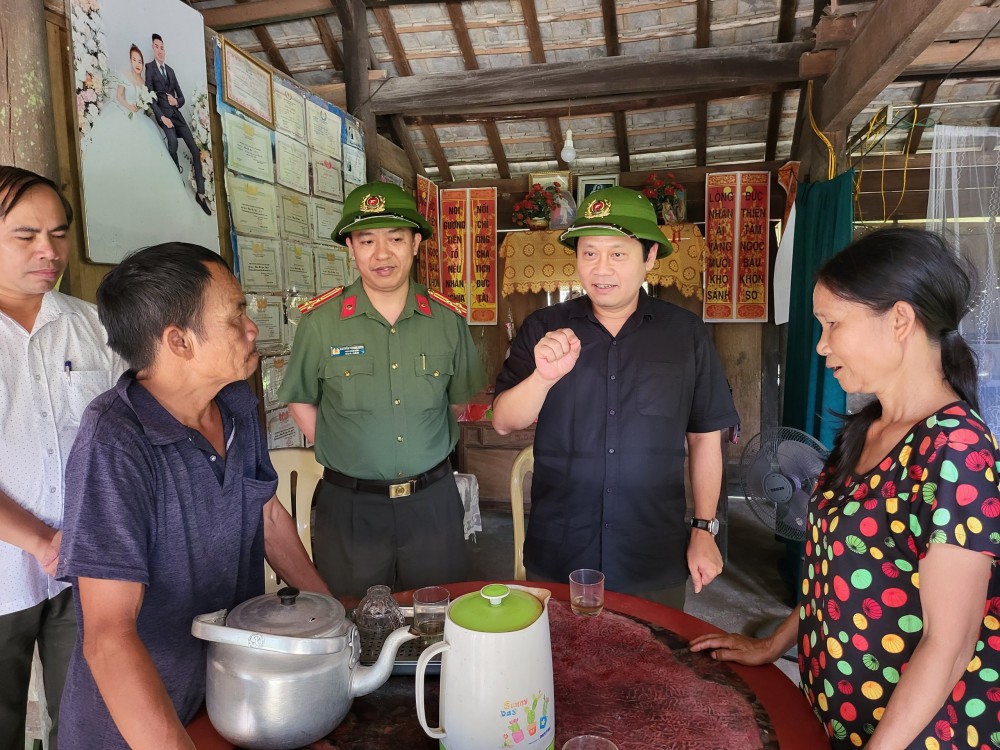 doan-cong-tac-tim-hieu-nhung-kho-khan-trong-cuoc-song-cua-ba-con-1687525192.jpg