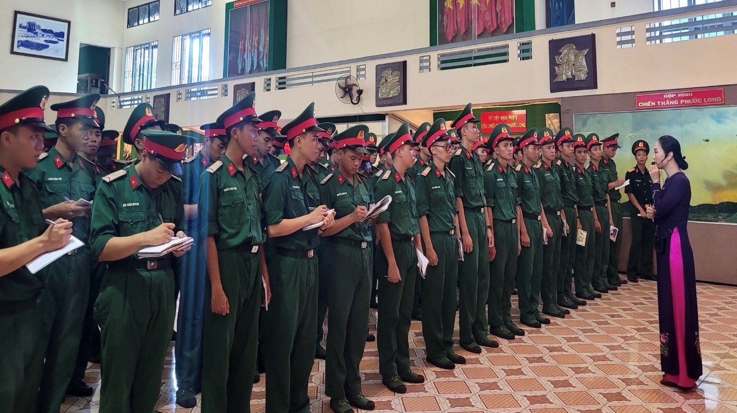 cac-can-bo-hoc-vien-chien-si-nghe-thuyet-minh-vien-gioi-thieu-noi-dung-trung-bay-bao-tang-1688144735.jpeg