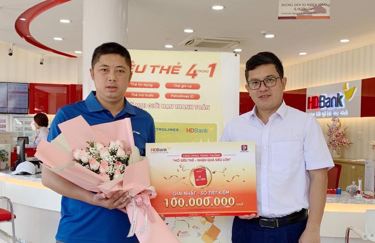 hinh-2-hdbank-da-hoan-tat-trao-giai-thuong-den-tan-tay-khach-hang-trung-thuong-trong-chuong-trinh-mo-sieu-the-nhan-qua-sieu-lon-1689051839.jpeg