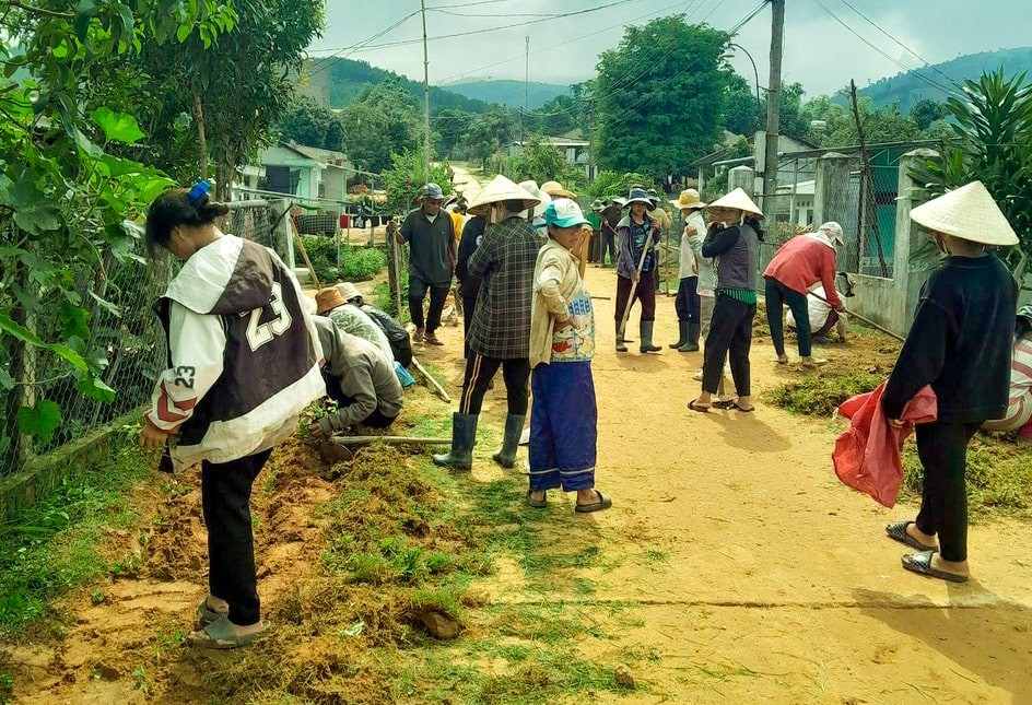 151528anh-2-chi-em-phu-nu-thon-kon-jong-xa-ngoc-reo-tham-gia-quet-don-thu-gom-xu-ly-rac-thai-tren-tuyen-duong-noi-thon-min-1694791461.jpg
