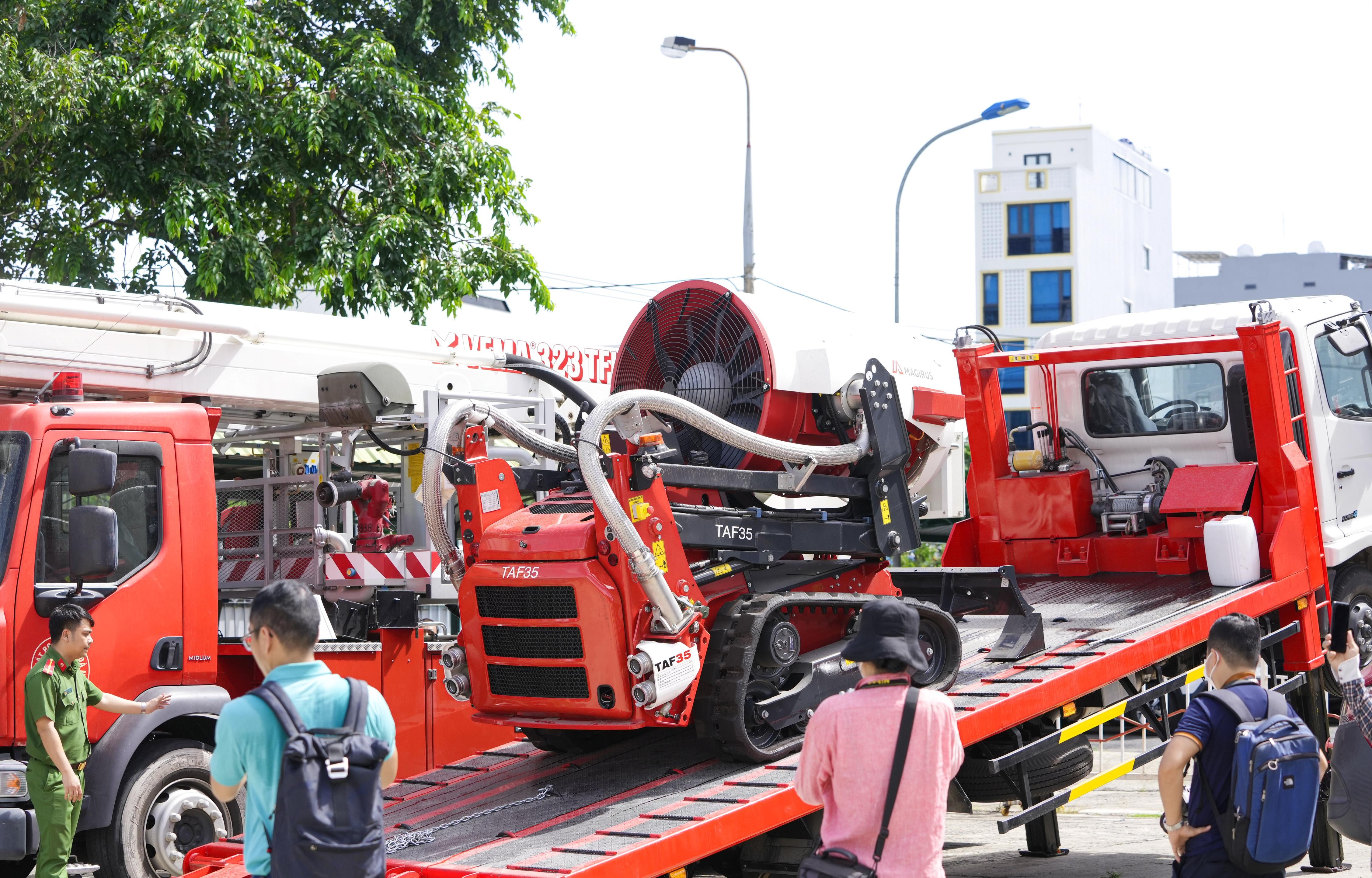 ktx-dong-dao-nguoi-dan-muc-so-thi-sieu-robot-1696743099.jpg