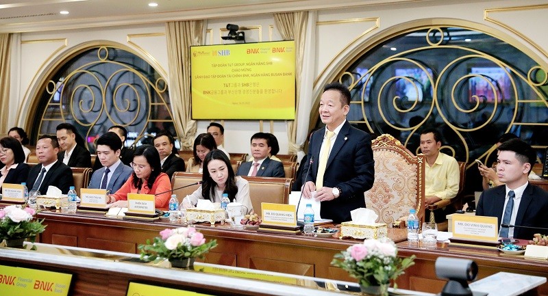 shb-hop-tac-voi-ngan-hang-busan-anh-1-1697507341.jpg