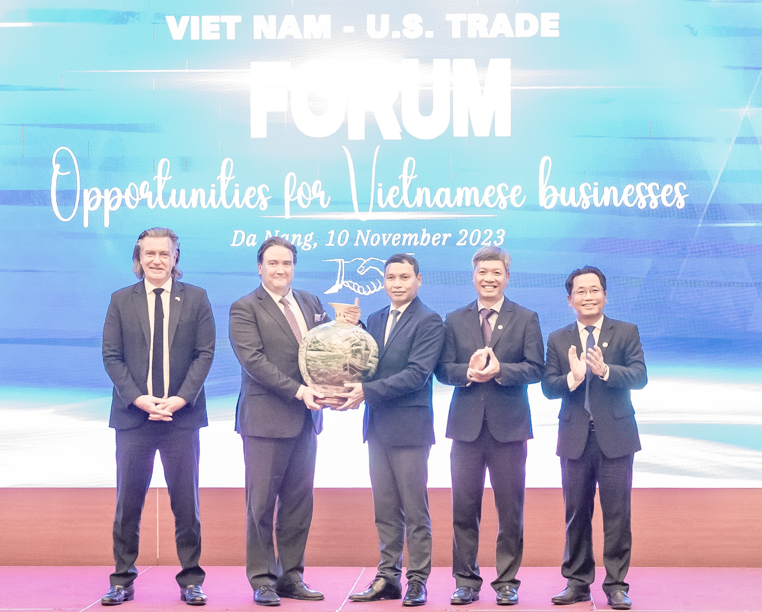 anh-2-ong-ho-ky-minh-pho-chu-tich-ubnd-tp-da-nang-va-ong-ho-quang-buu-pho-chu-tich-ubnd-tinh-quang-nam-tang-qua-ngai-dai-su-marc-e-knapper-1699713595.jpg