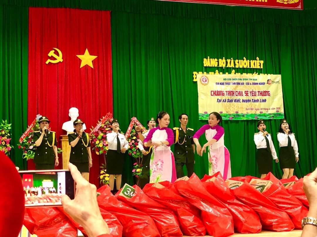 h3-hoa-hau-doanh-nhan-linh-khanh-le-tang-qua-tai-suoi-kiet-1700871397.jpg