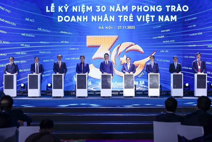 thu-tuong-va-cac-dai-bieu-nhan-nut-nghi-thuc-1701097541.jpg
