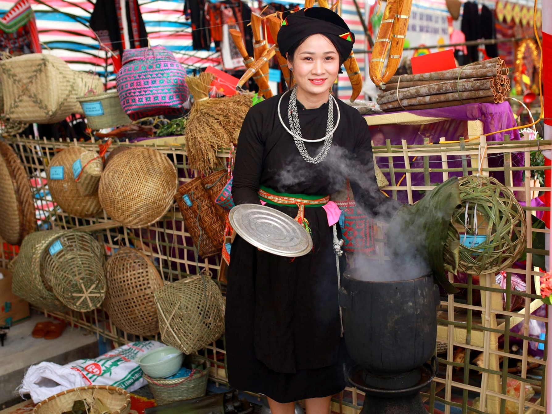vo-chong-nguoi-tay-mang-khong-gian-tay-bac-ve-giua-long-da-nang-10-1701093331.jpg