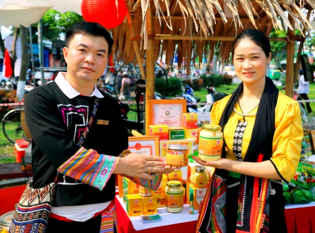 vo-chong-nguoi-tay-mang-khong-gian-tay-bac-ve-giua-long-da-nang-2-1701092656.jpg