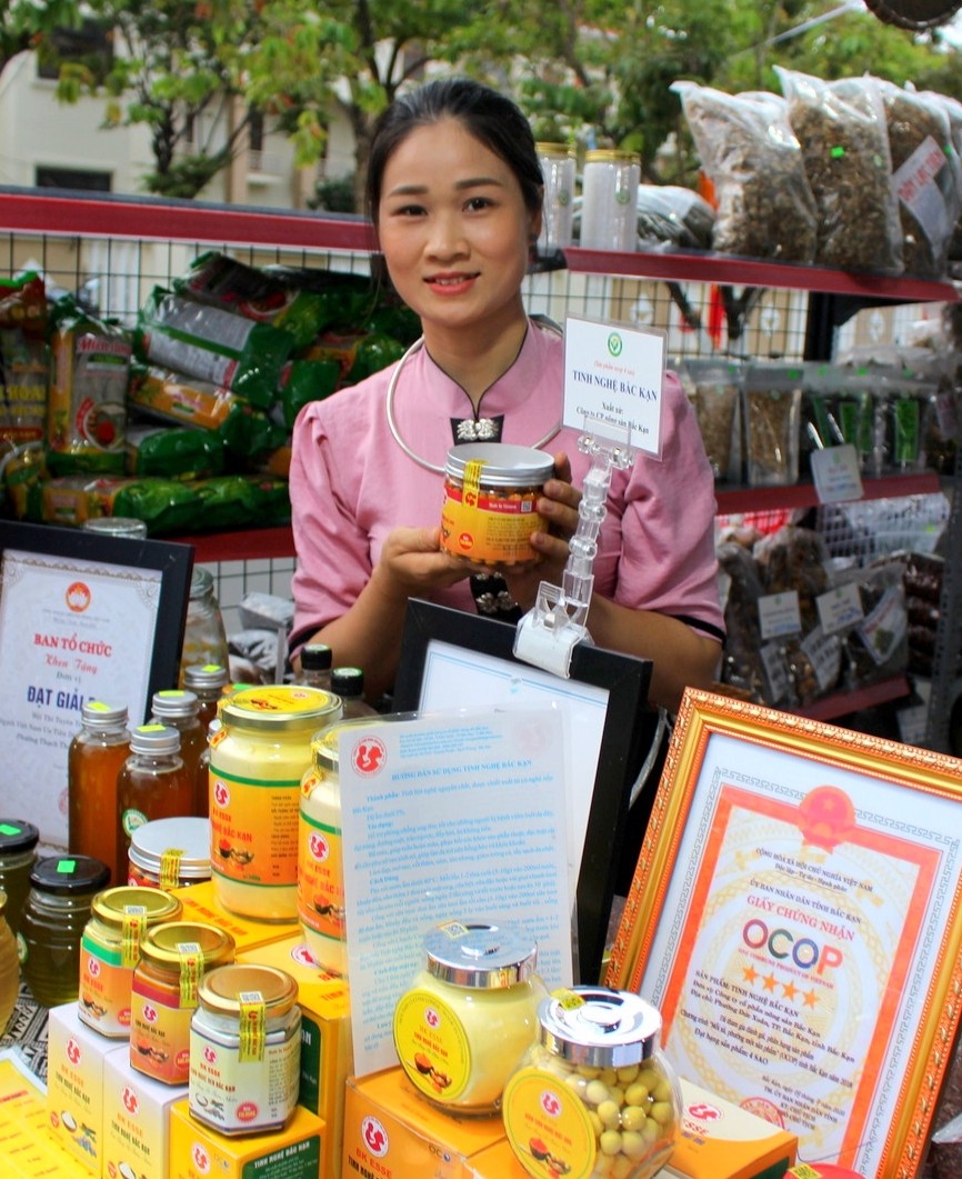 vo-chong-nguoi-tay-mang-khong-gian-tay-bac-ve-giua-long-da-nang-3-1701093143.jpg