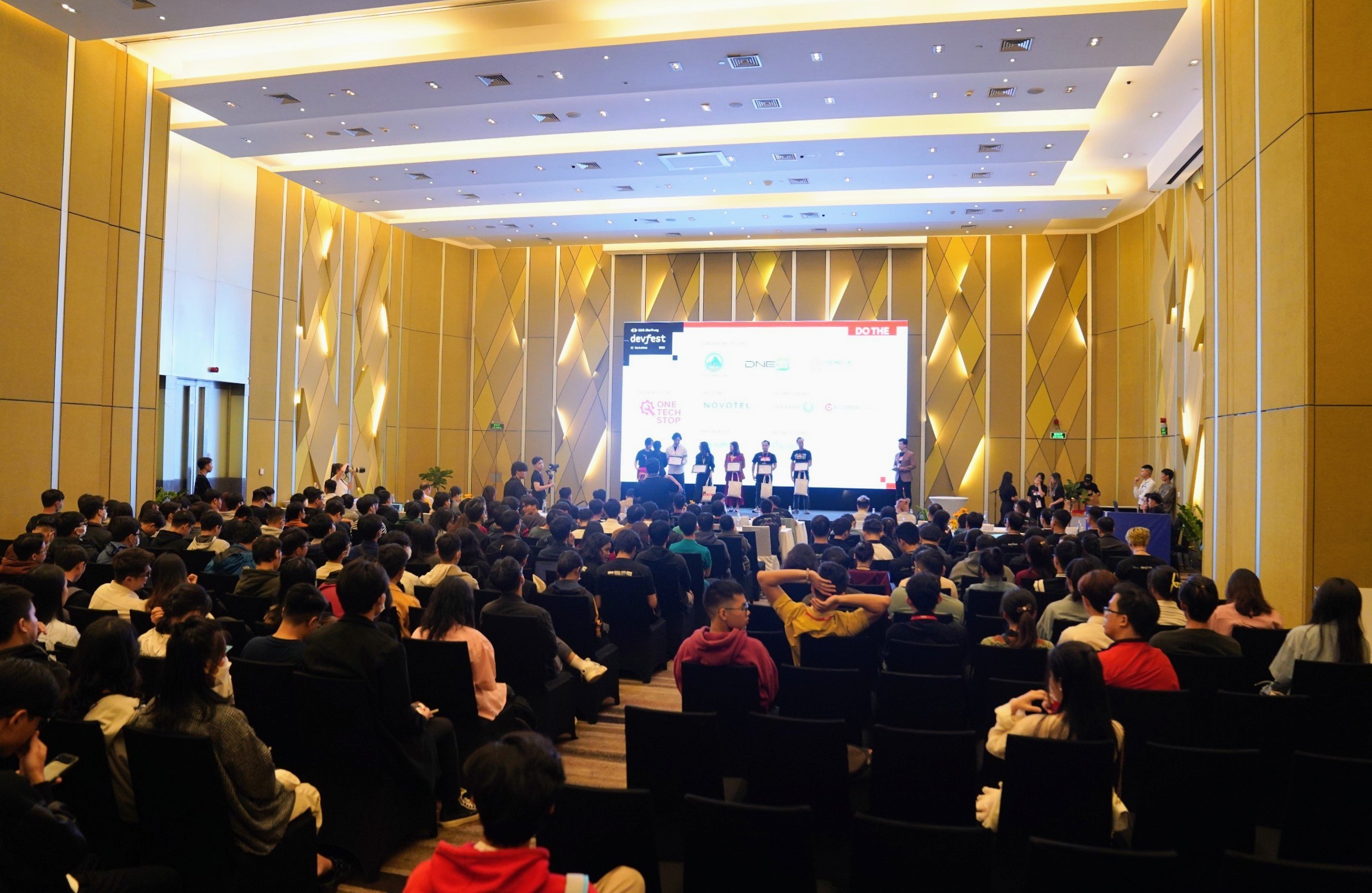 quang-canh-buoi-chung-ket-1701135180.jpg