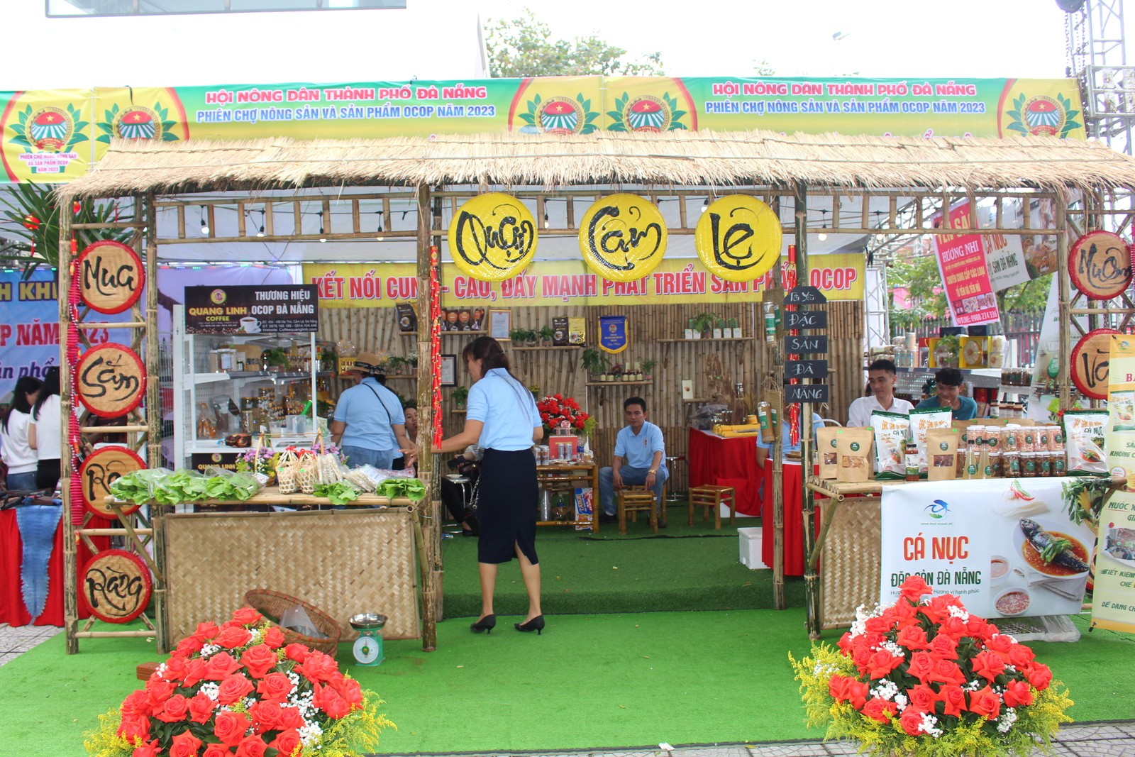 da-nang-ron-rang-phien-cho-nong-san-va-san-pham-ocop-2023-9-1702086520.JPG