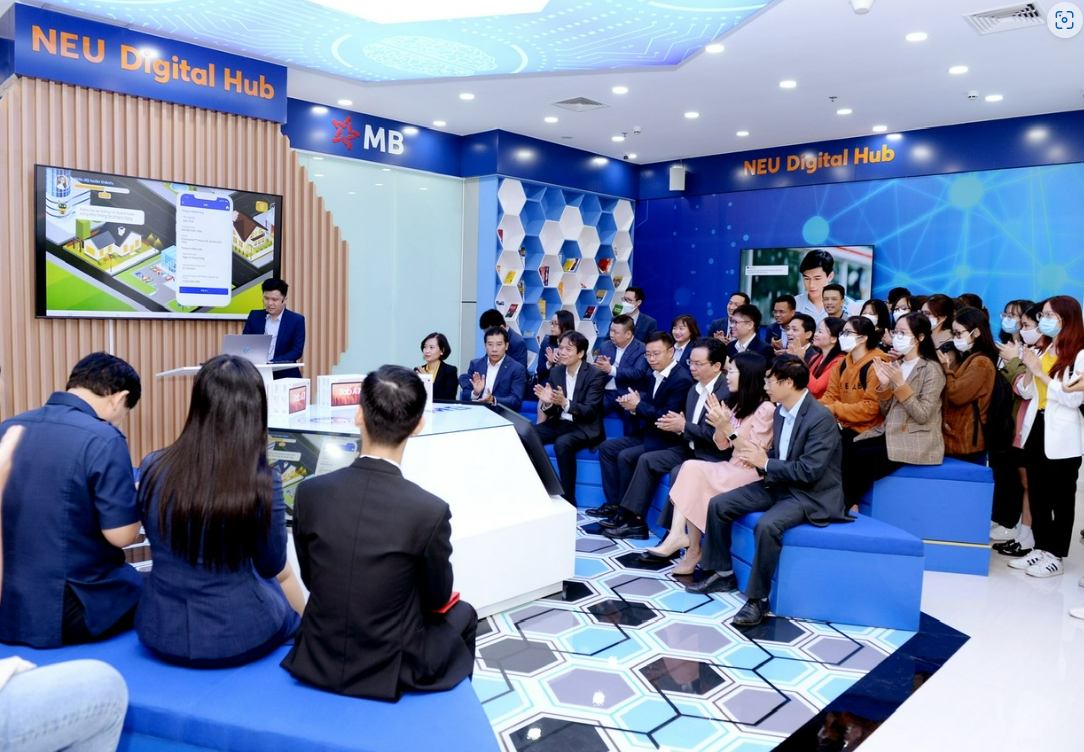 anh-2-khong-gian-sang-tao-so-neu-mb-digital-hub-tai-dai-hoc-kinh-te-quoc-dan-1704436613.png
