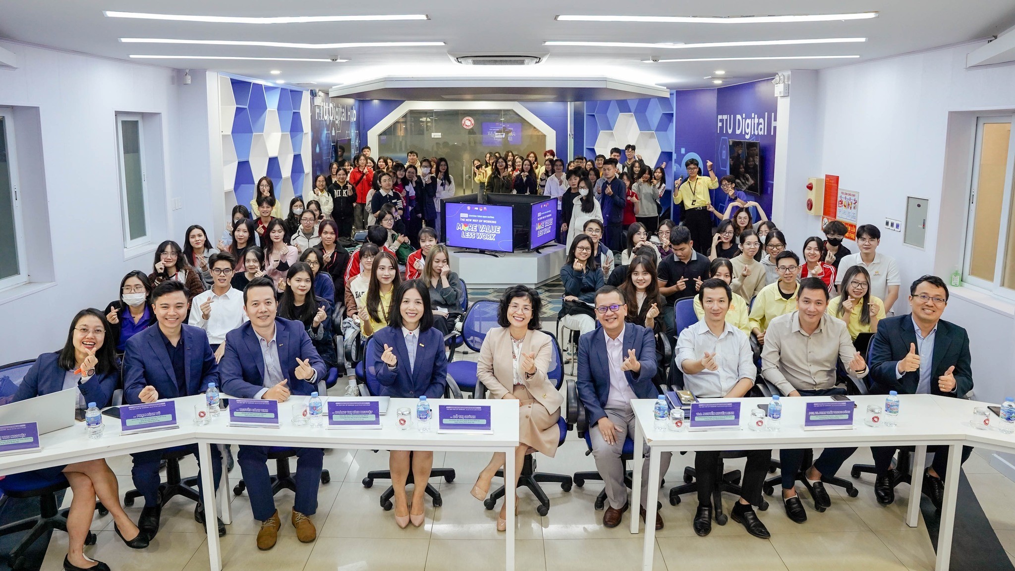 anh-5-buoi-dinh-huong-nghe-nghiep-agile-the-new-way-of-working-more-value-less-work-do-mb-va-ftu-phoi-hop-to-chuc-vao-thang-112023-1704436696.jpeg
