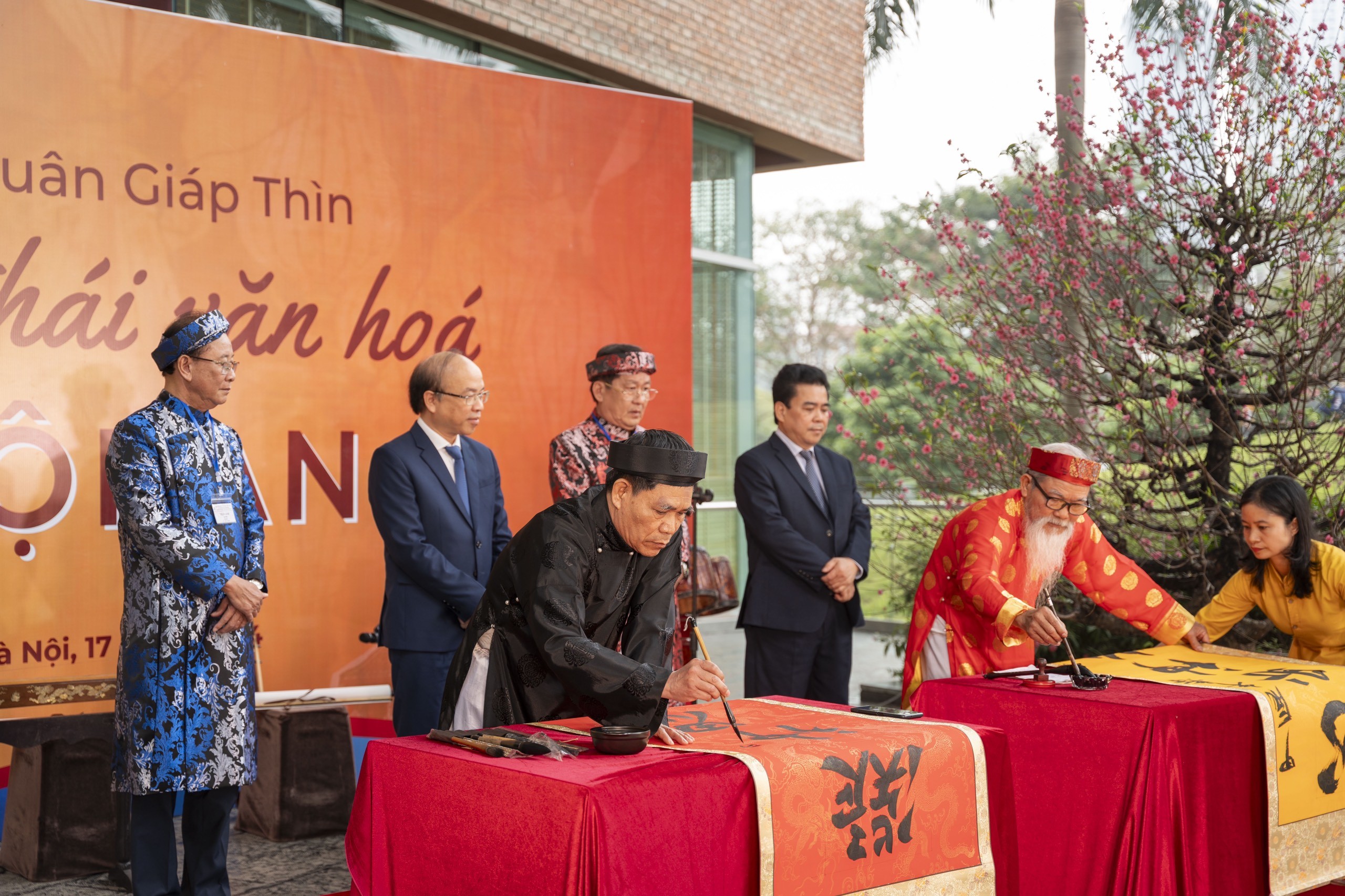 cac-nghe-nhan-trinh-dien-viet-thu-phap-tai-su-kien-1708311259.jpg