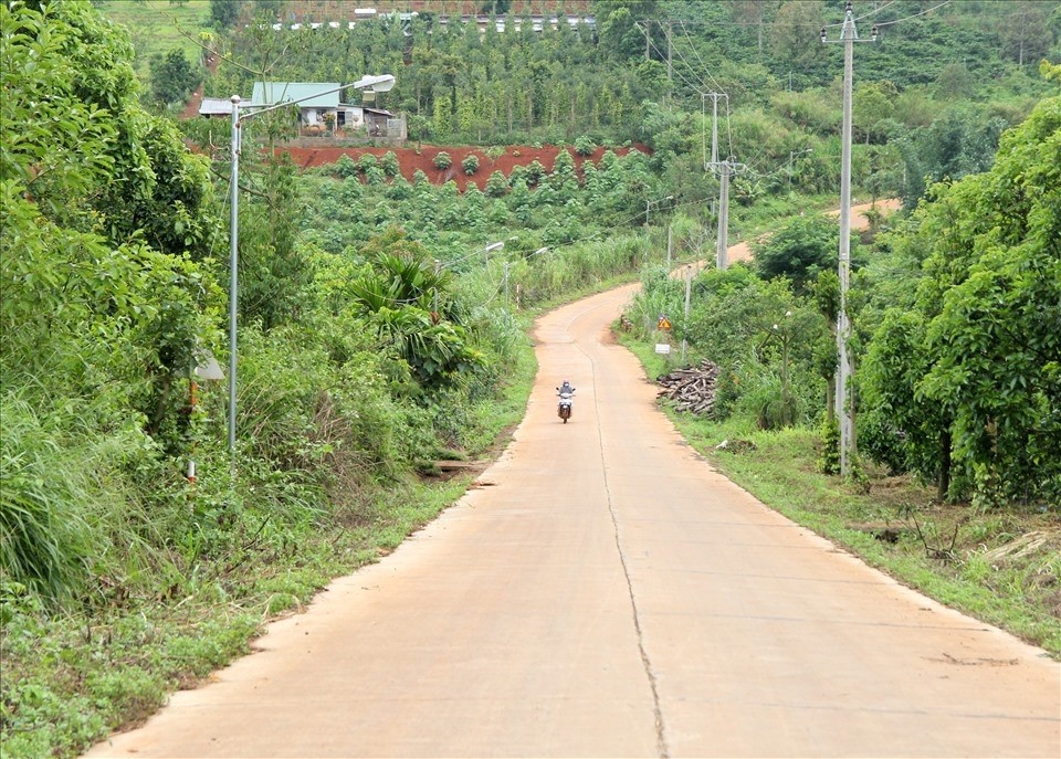 nhieu-con-duong-tu-chuong-trinh-xay-dung-nong-thon-moi-da-gop-phan-thay-doi-bo-mat-cua-dak-nong.jpg