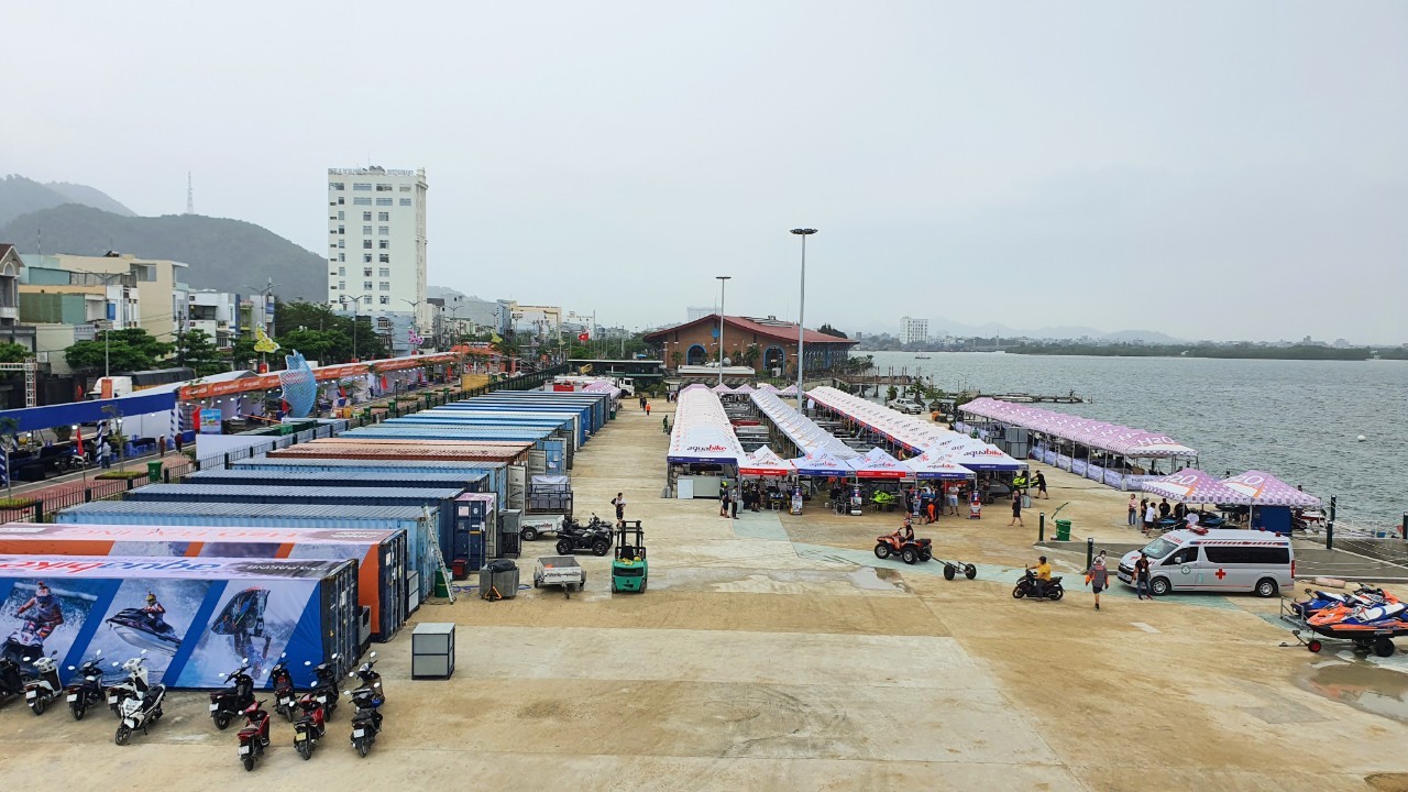 cac-van-dong-vien-da-co-mat-tai-tp-quy-nhon-va-tham-quan-duong-dua-uim-abp-aquabike-1711064967.jpg