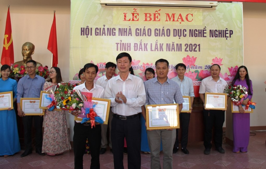 to-chuc-cac-hoi-giang-thuong-xuyen-cho-doi-ngu-giao-vien-va-giang-vien-la-chu-truong-moi-trong-cong-tac-gdnn-cua-dak-lak-1711725530.jpg