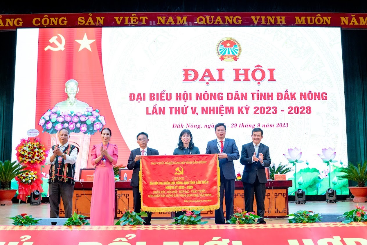 trong-20-nam-qua-dak-nong-nhan-duoc-nhieu-bang-khen-ca-nhan-va-tap-the-trong-phong-trao-san-xuat-nong-nghiep-1711967210.jpg