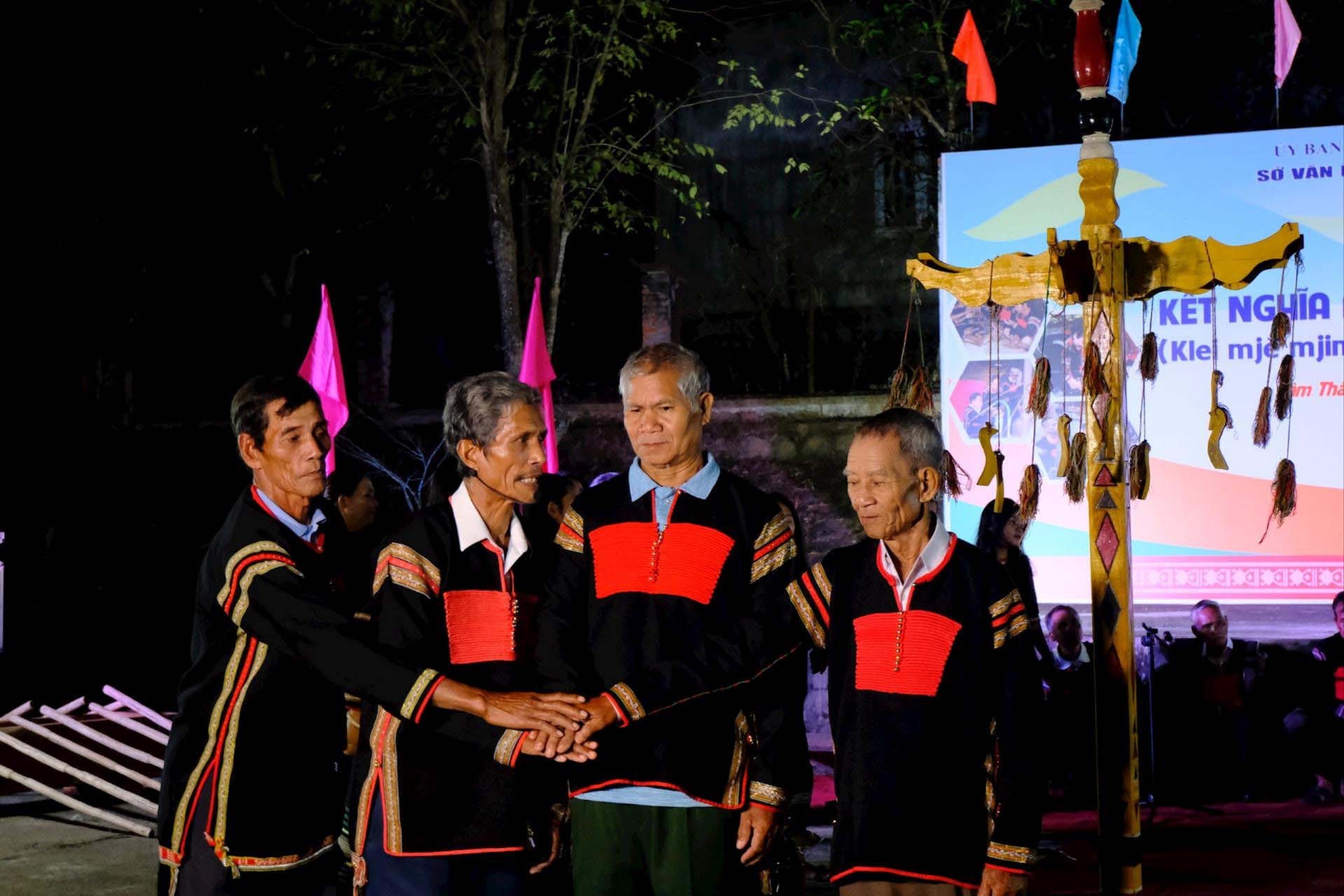 net-dep-van-hoa-cua-dong-bao-e-de-luon-duoc-duy-tri-mo-rong-va-huong-den-su-gan-ket-cong-dong-vun-dap-va-khoi-day-cac-gia-tri-tot-dep-1712151120.jpg
