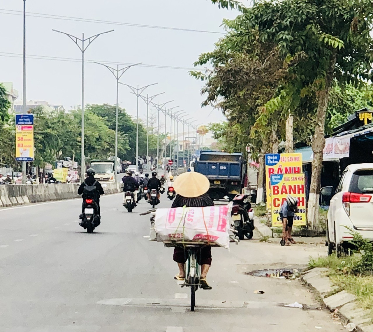 ba-nguyen-thi-hanh-oan-minh-dap-xe-duoi-cai-nang-choi-chang-1712237616.jpg