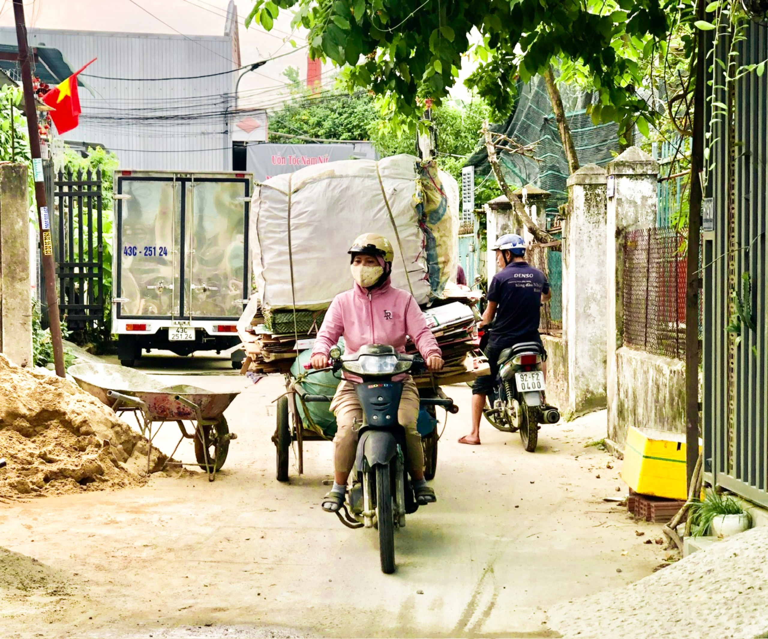 khong-khi-oi-buc-khien-nguoi-lao-dong-thuong-xuyen-lam-viec-ngoai-troi-them-phan-vat-va-1712237616.jpg