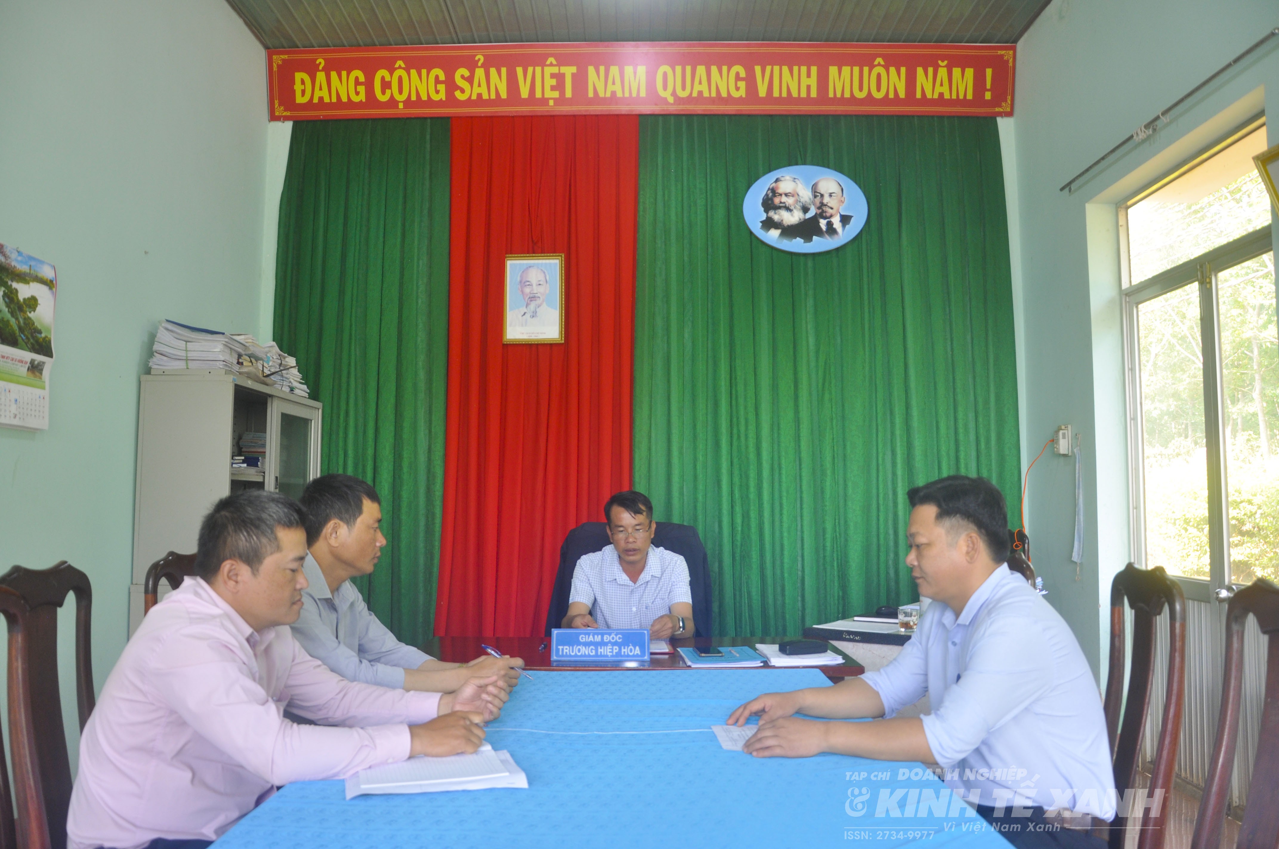 giam-doc-truong-hiep-hoa-hop-voi-cac-can-bo-nong-truong-ve-trien-khai-cong-tac-nhan-su-va-to-chuc-cong-viec-1712660737.jpg