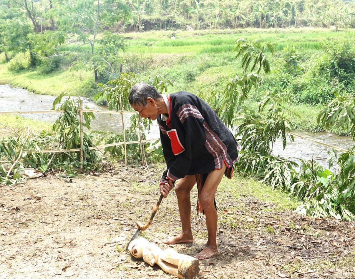 thay-cung-cam-dao-chat-dau-than-ac-voi-y-nghia-la-tru-ta-ma-duoi-than-ac-di-noi-khac-1712687470.jpg