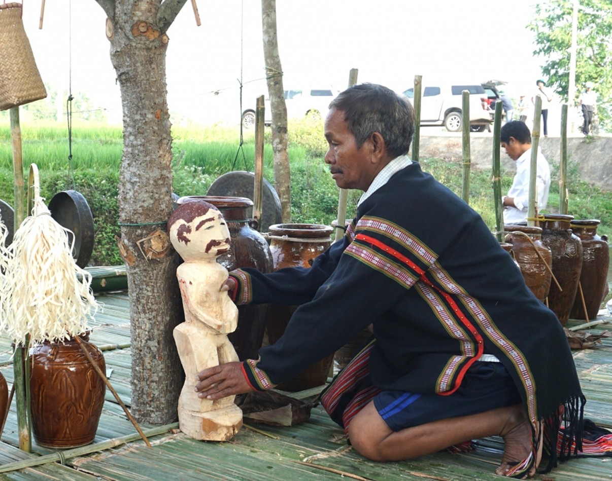 tuong-go-than-ac-yang-lie-vi-than-ma-nguoi-ede-cho-rang-da-xui-khien-chim-thu-vao-pha-ray-lam-mat-mua-mang-dan-khong-duoc-no-du-1712687248.jpg