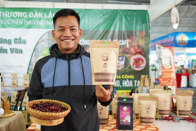 anh-y-pot-nie-gd-cong-ty-tnhh-mtv-e-de-cafe-o-huyen-krong-ana-cung-voi-cac-san-pham-cua-minh-1712961433.png