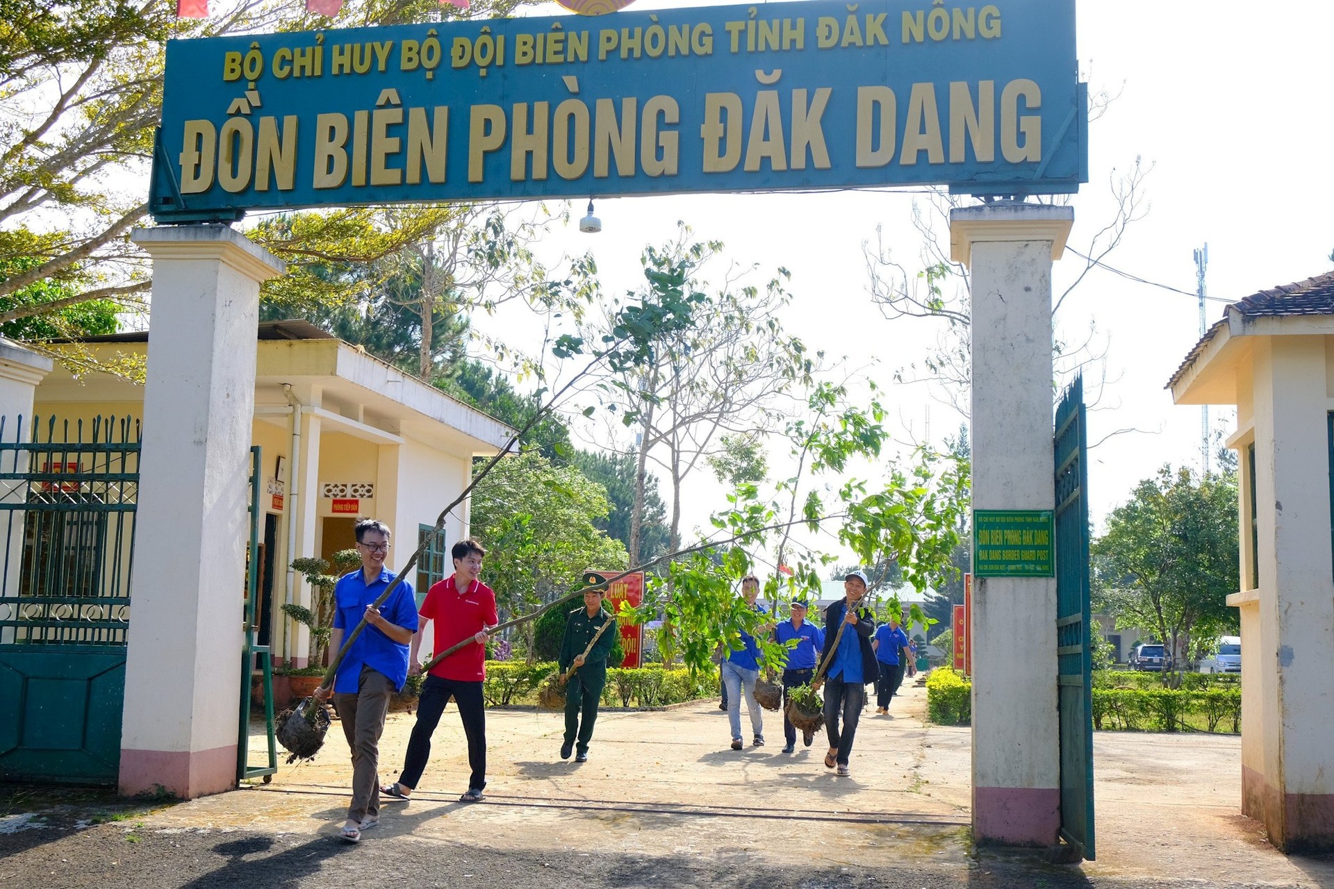 doan-vien-thanh-nien-quy-bv-ptr-tinh-cung-cac-don-vi-tham-gia-trong-cay-tai-don-bien-phong-dak-dang-tuy-duc-1712962867.jpg