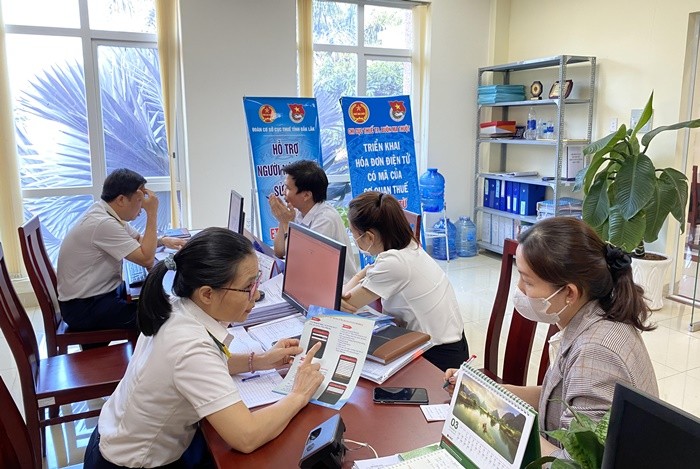 can-bo-chi-cuc-thue-tp-buon-ma-thuot-huong-dan-va-ho-tro-thu-tuc-khai-nop-thue-cho-nguoi-dan-1713171434.jpg