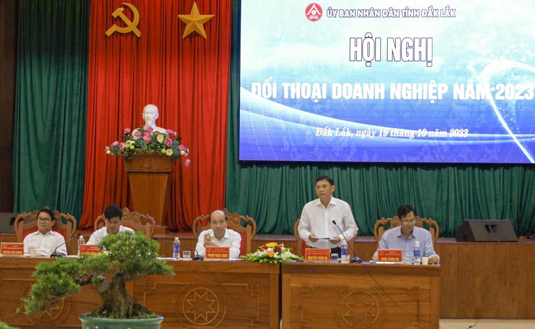 lanh-dao-ubnd-tinh-dak-lak-chu-tri-hoi-nghi-doi-thoai-doanh-nghiep-lan-i-nam-2023-1713171371.jpg