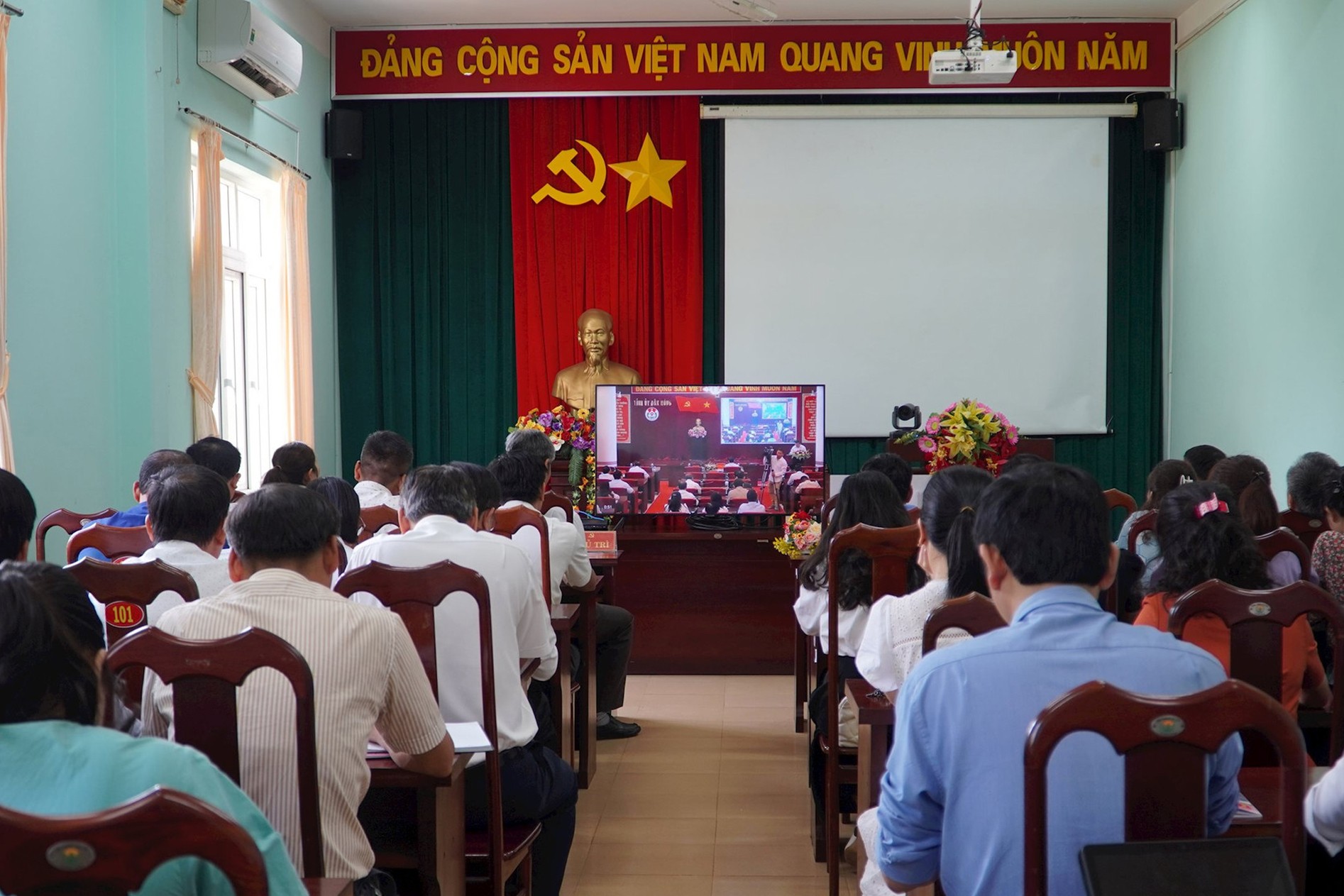 chuyen-doi-so-gop-phan-dua-cac-nghi-quyet-chi-thi-va-chi-dao-cua-dang-den-can-bo-dang-vien-nhanh-hon-kip-thoi-hon-1713353643.jpg