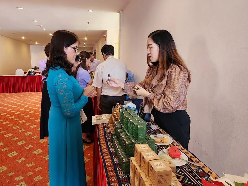 chi-tong-thi-hoai-phuong-giam-doc-htx-san-xuat-thuong-mai-dich-vu-tinh-dau-va-duoc-lieu-hena-gioi-thieu-san-pham-den-khach-hang-trong-mot-buoi-trung-bay-san-pham-1713437722.jpg