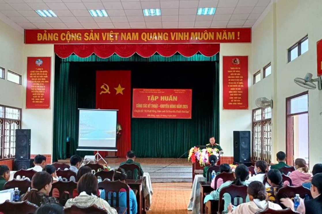 cac-ho-dan-va-nguoi-lao-dong-tham-gia-buoi-tap-huan-chuyen-de-ky-thuat-trong-tham-canh-cay-bo-theo-tieu-chuan-vietgap1713635763.jpg