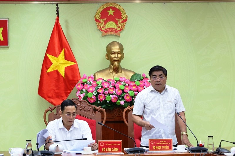 ong-vo-ngoc-tuyen-giam-doc-so-ke-hoach-va-dau-tu-dak-lak-bao-cao-tinh-hinh-giai-ngan-von-dau-tu-cong-tai-mot-cuoc-hop-1713783831.jpg