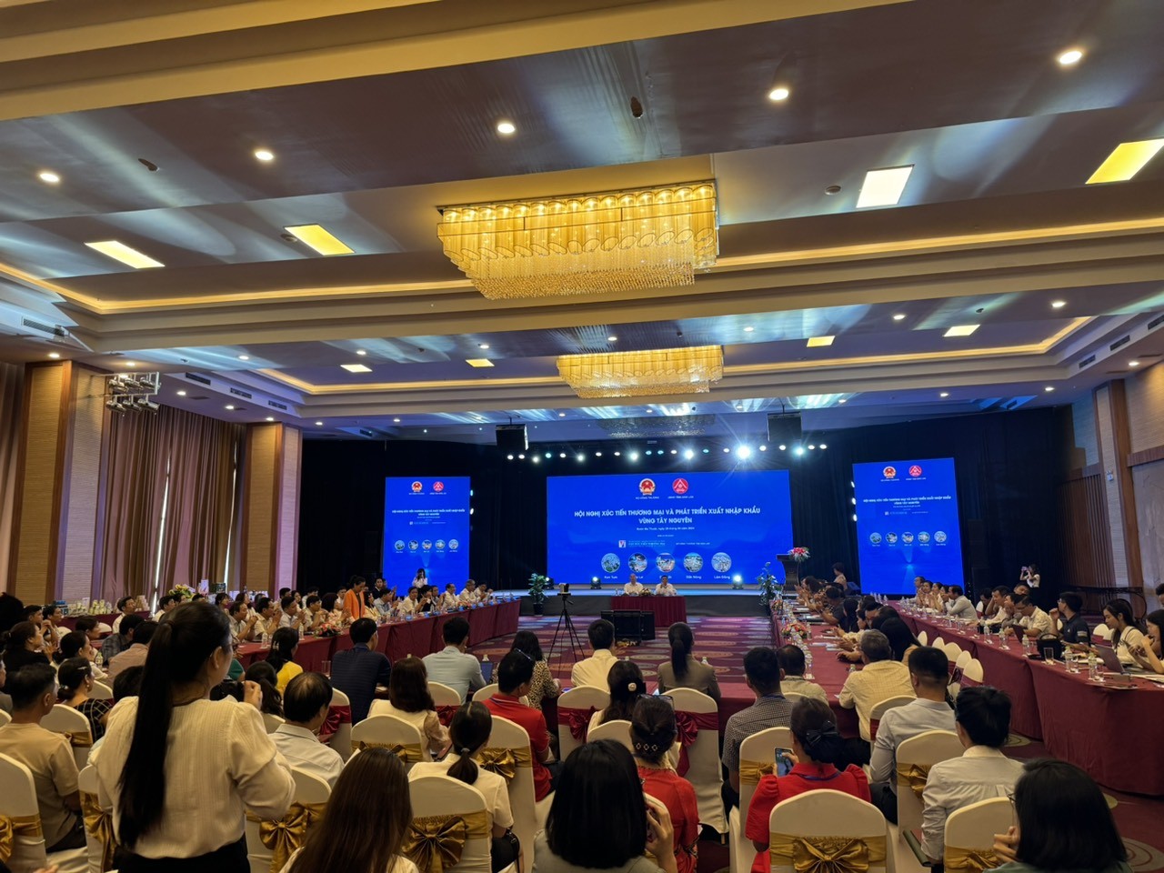 dai-dien-cac-bo-so-ban-nganh-trinh-bay-tham-luan-tai-hoi-nghi-1714131501.jpg
