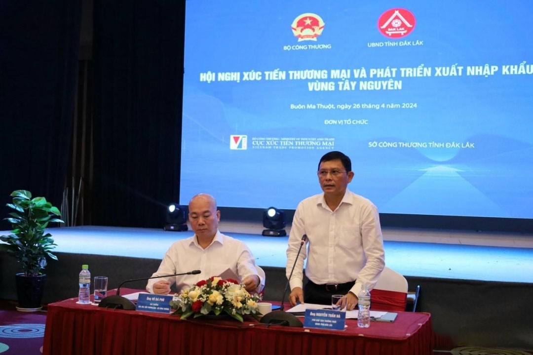 ong-vu-ba-phu-cuc-truong-cuc-xuc-tien-thuong-mai-cung-ong-nguyen-tuan-ha-pho-chu-tich-thuong-truc-ubnd-tinh-dong-chu-tri-hoi-nghi-1714131548.jpg
