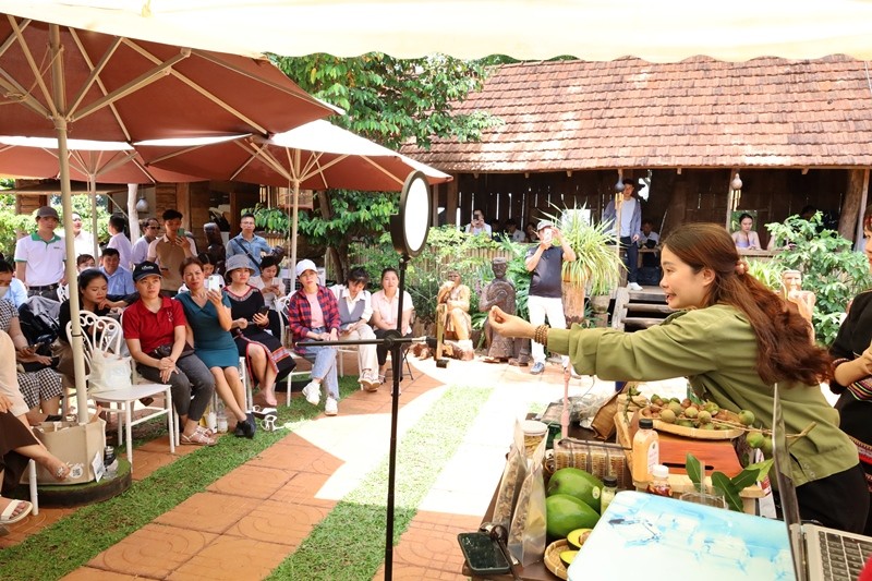 gioi-thieu-nong-san-dak-lak-truc-tuyen-cho-du-khach-tai-buon-ako-dhong-tp-buon-ma-thuot-1714294589.jpg