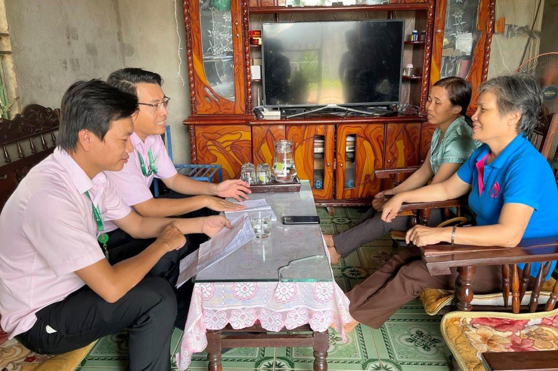 can-bo-ngan-hang-csxh-den-tan-noi-tim-hieu-nhu-cau-cach-su-dung-von-vay-cua-ho-dan-1716983163.jpg