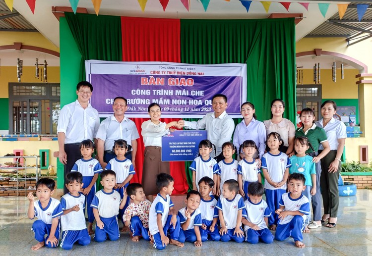 ong-nguyen-quang-vinh-pgd-chu-tich-cong-doan-cong-ty-thuy-dien-dong-nai-trao-60-trieu-dong-xay-dung-cong-trinh-mai-che-san-truong-cho-truong-mam-non-hoa-quynh-xa-quang-khe-huyen-dak-glong-tinh-dak-nong-1718034114.jpg