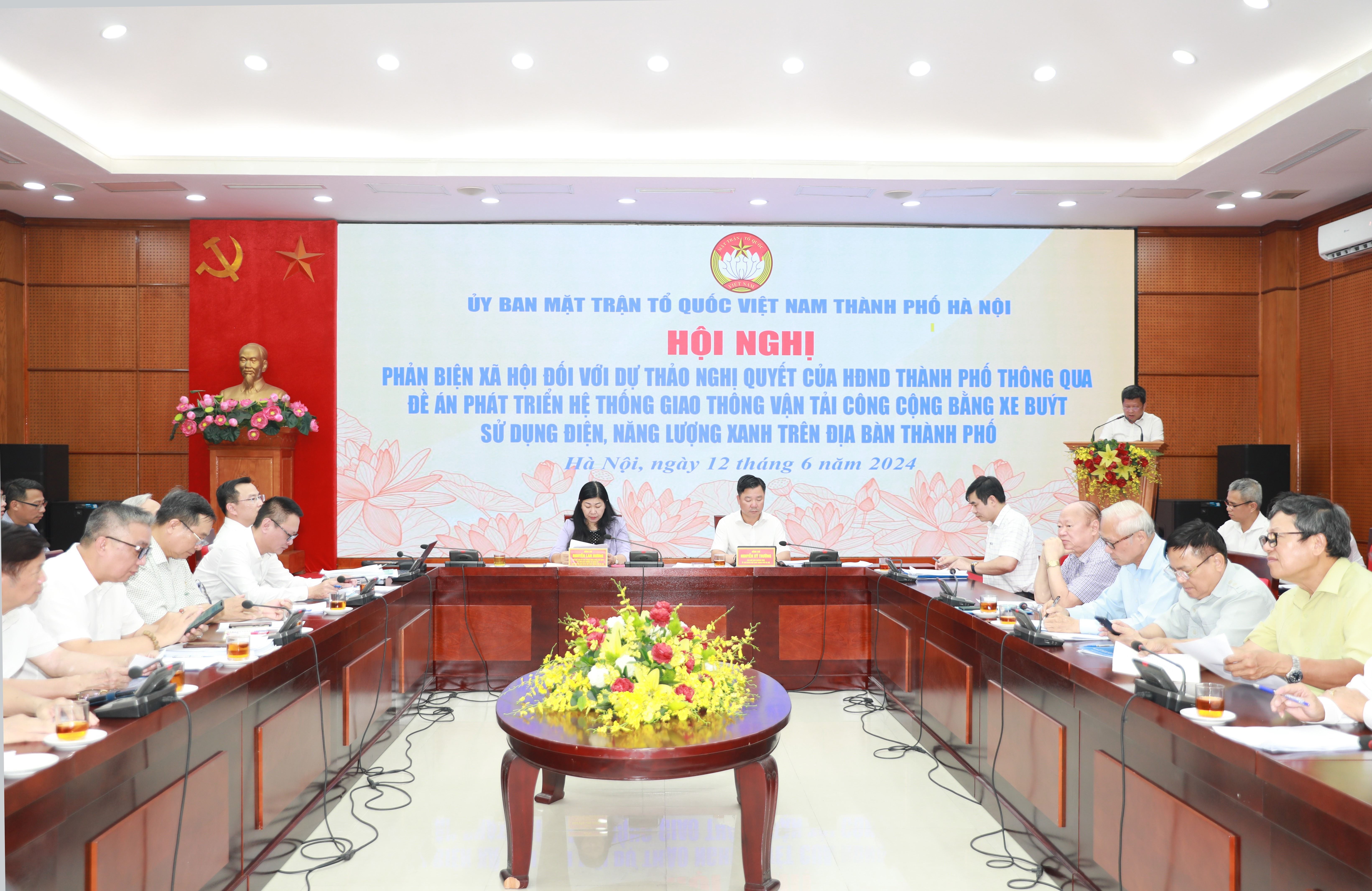 ha-noi-den-nam-2033-100-xe-buyt-su-dung-dien-nang-luoc-xanh-1-1718202182.jpg