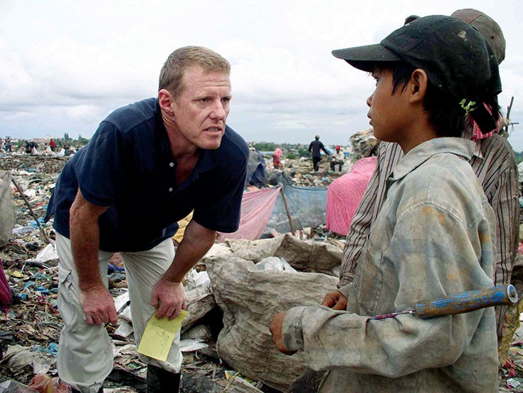 scott-neeson-tu-bo-hao-quang-hollywood-tim-den-hanh-phuc-chan-thuc-tai-mot-bai-rac-o-phnom-penh-2-1718440834.jpg