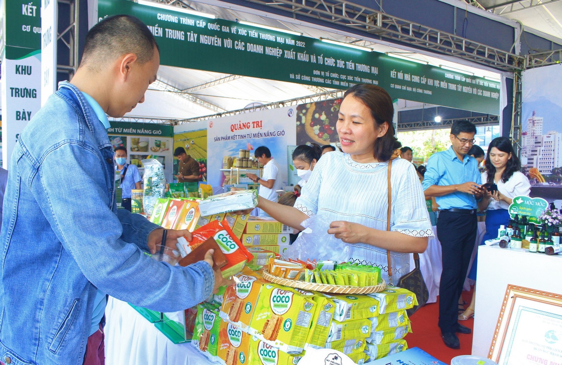 thuong-mai-xuyen-bien-gioi-1-1719990563.jpg