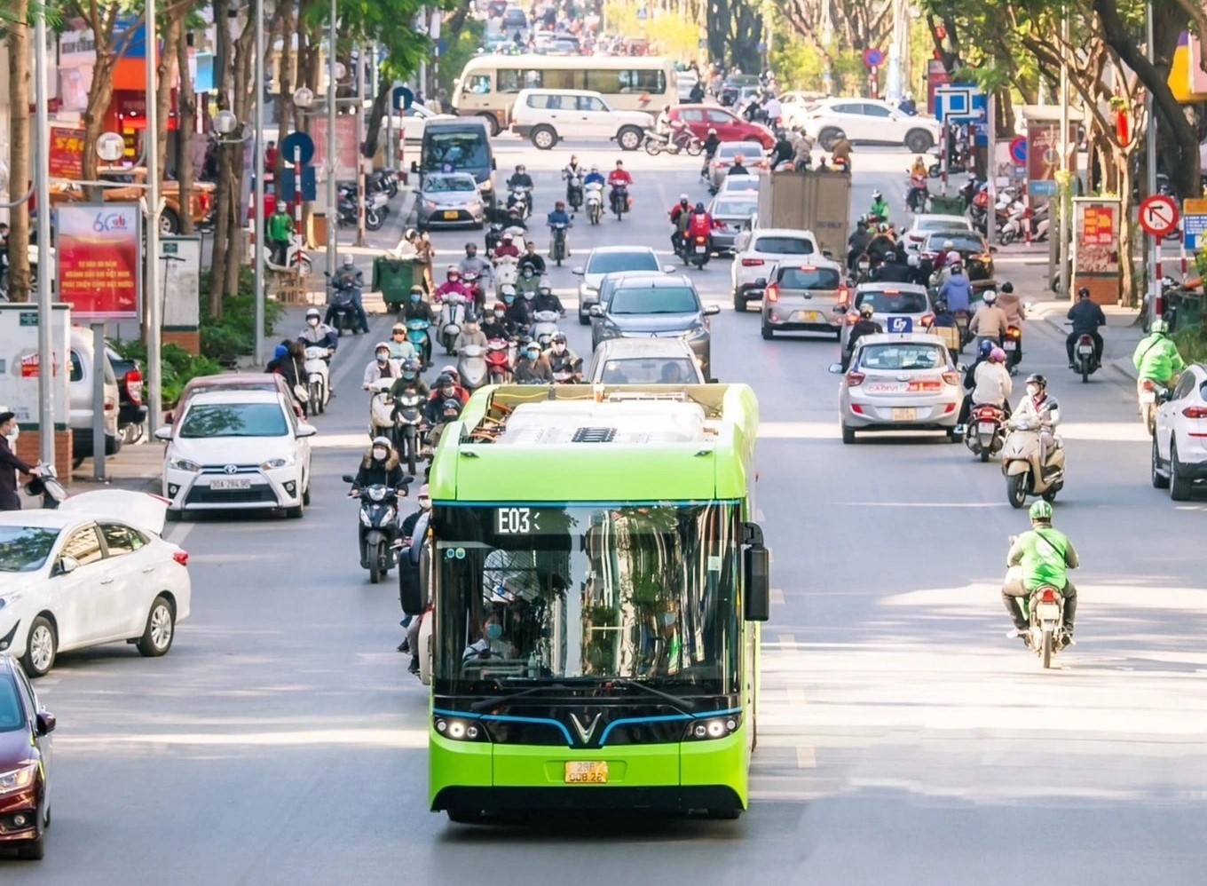 ha-noi-su-dung-xe-buyt-dien-1-1720099512.jpg