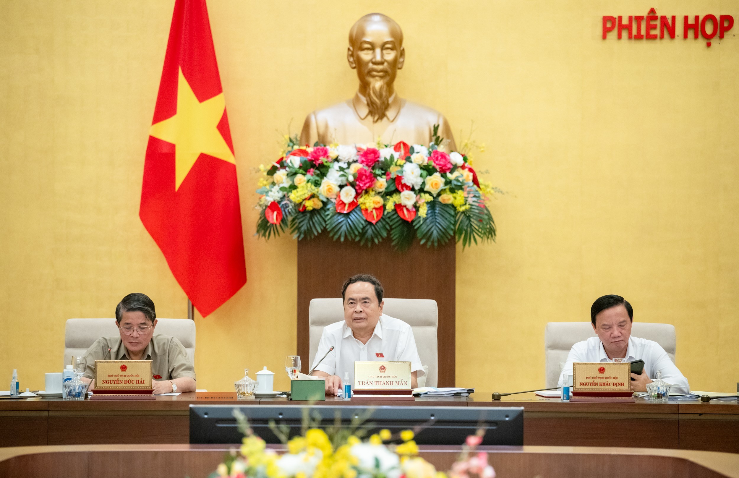 quoc-hoi-hop-quy-hoach-dat-5-1728570320.jpg