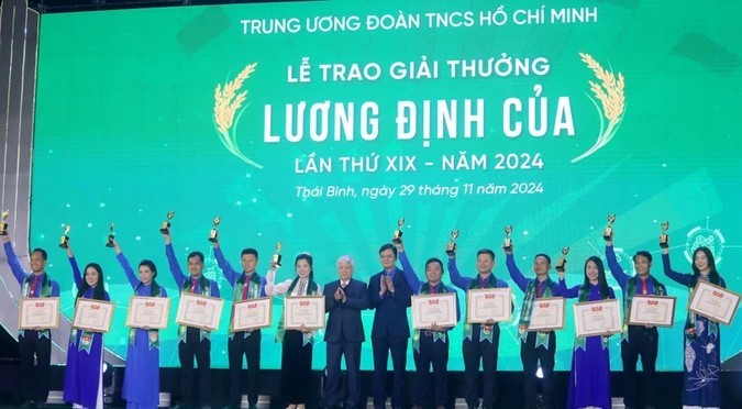 trao-giai-luong-dinh-cua-3-1732953436.jpg